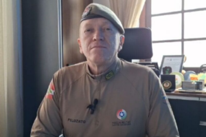 Comandante-geral da PM é flagrado consumindo bebida dentro de quartel em Tubarão