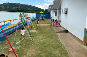 Atividades recreativas divertem crianças nos polos de férias em Tubarão