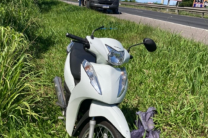 Jovem sofre ferimentos ao cair de moto em Jaguaruna