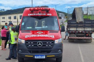 Motoqueiro de 17 anos morre ao colidir com caminhão