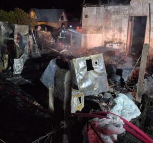 Bombeiros controlam incêndio em casa de Florianópolis