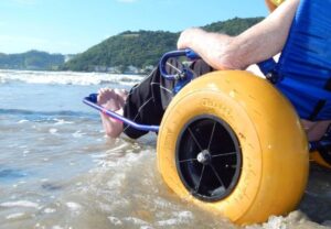 Projeto visa incluir cadeiras anfíbias nas praias