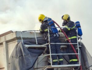 Incêndio em caçamba de lixo é controlado em SC