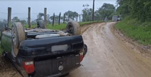 Chuva e pista ruim causam capotamento em Canelinha