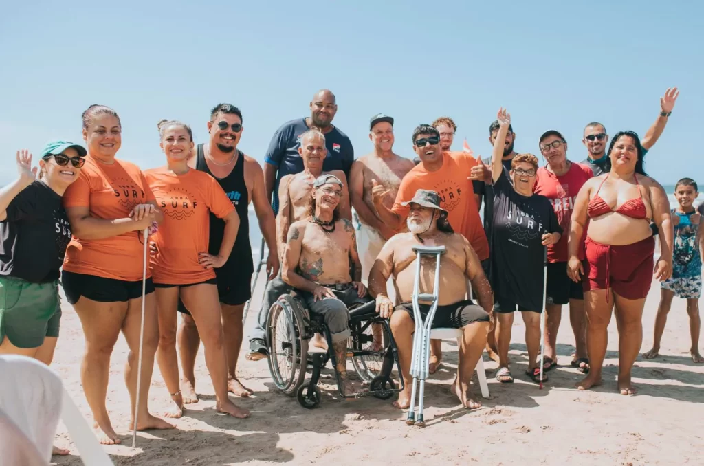 Surfistas voluntários auxiliam PCDs e autistas em evento inclusivo do projeto Abba Surf em Balneário Rincão