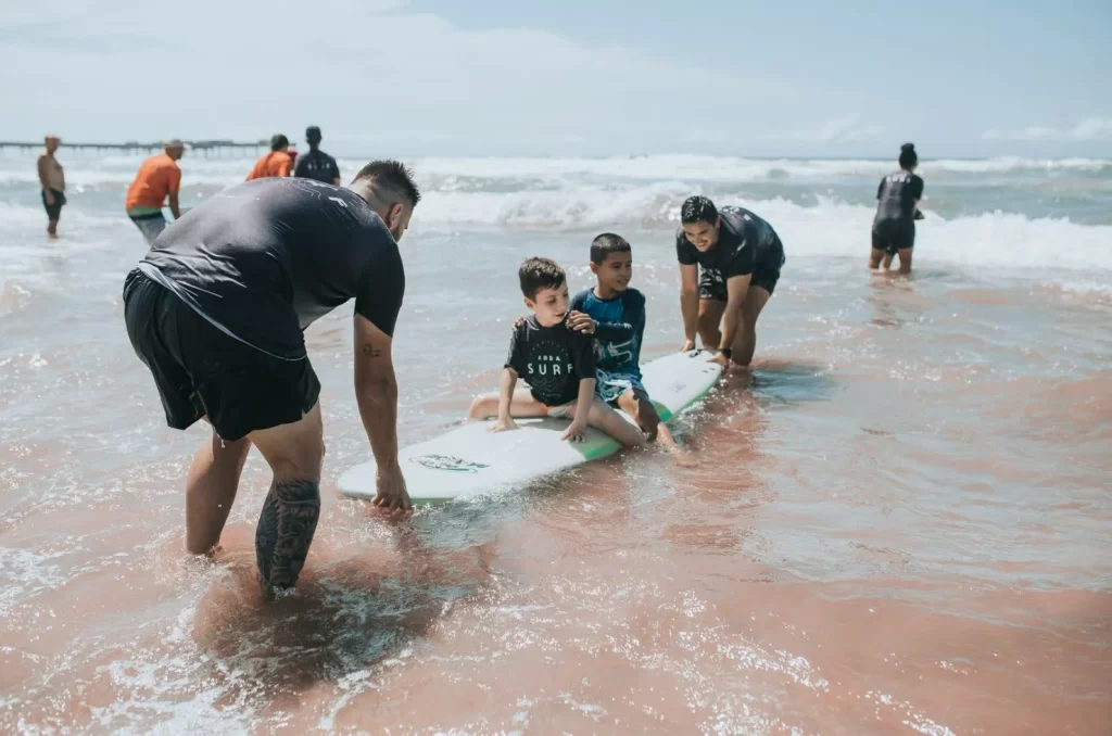 Surfistas voluntários auxiliam PCDs e autistas em evento inclusivo do projeto Abba Surf em Balneário Rincão