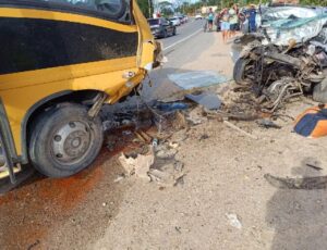 Acidente com ônibus escolar mata motorista em Tijucas