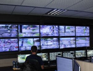 Agentes acham câmeras de R$ 400 mil encaixotadas em BC