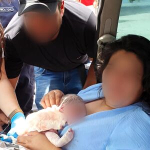 Bombeiros realizam parto de urgência em carro