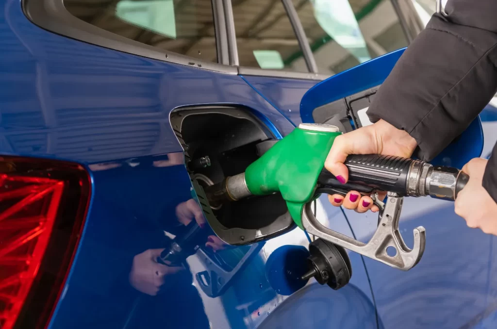 Ilustração de um veículo abastecendo e pegando a alta no preço dos combustíveis