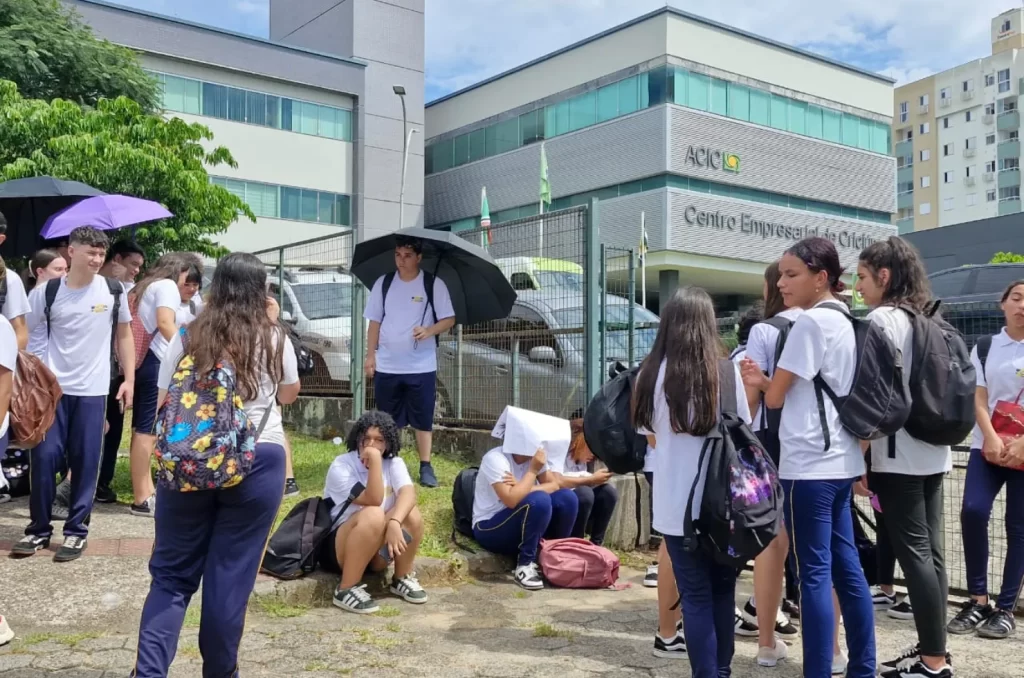 Alunos do Colegião esperam Jorginho Mello em frente a ACIC, em Criciúma