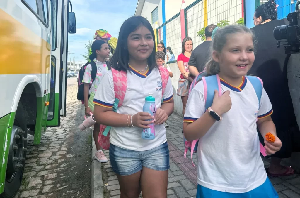 Alunos de Balneário Rincão retornando às aulas