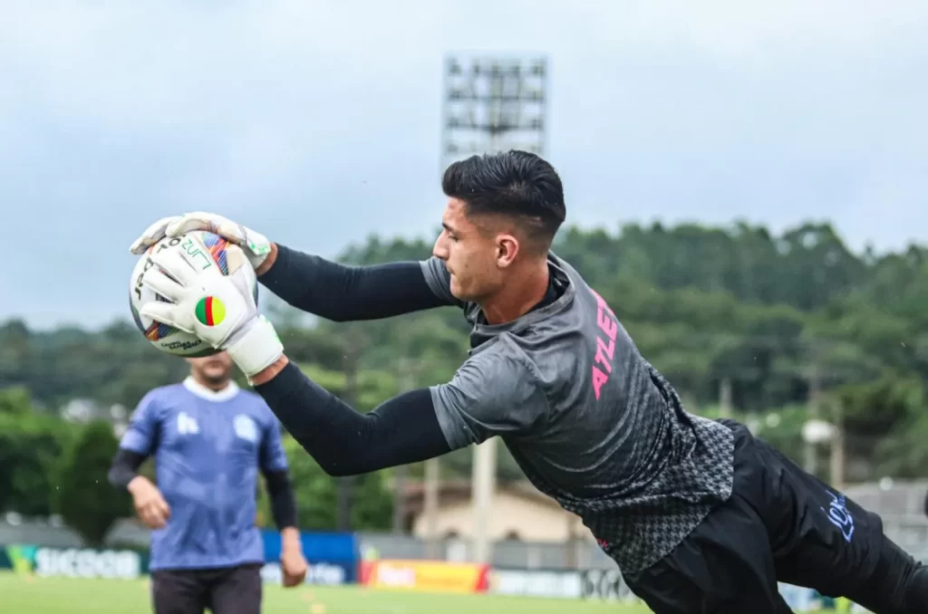 Goleiro Arthur do Caravaggio durante aquecimento