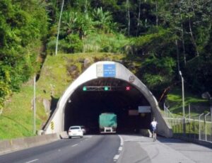 BR-101 tem interdição em Balneário Camboriú