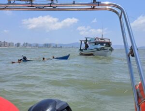 Bateira naufraga no canal do Porto de Itajaí