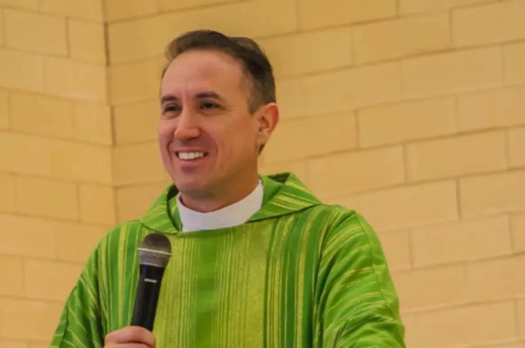 Padre Antônio Vander, que apresenta o Café com Fé nas rádios do GCR