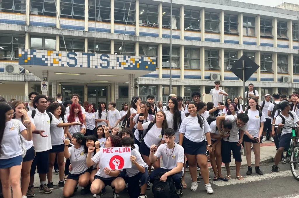Imagem de manifestação de pais e alunos na Escola de Educação Básica Sebastião Toledo dos Santos, em Criciúma, por falta de climatização