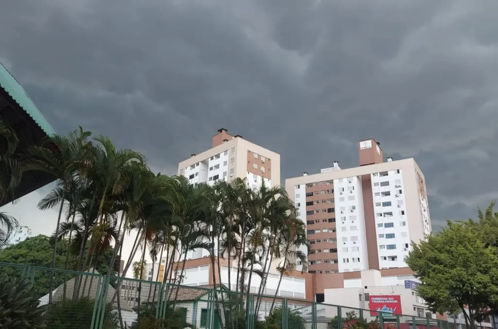 Dia com calor extremo e fortes chuvas em Criciúma