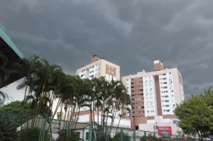Calor extremo e chuvas fortes: entenda a relação