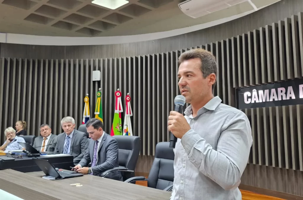 Diretor do Hospital Regional de Araranguá na Câmara de Vereadores