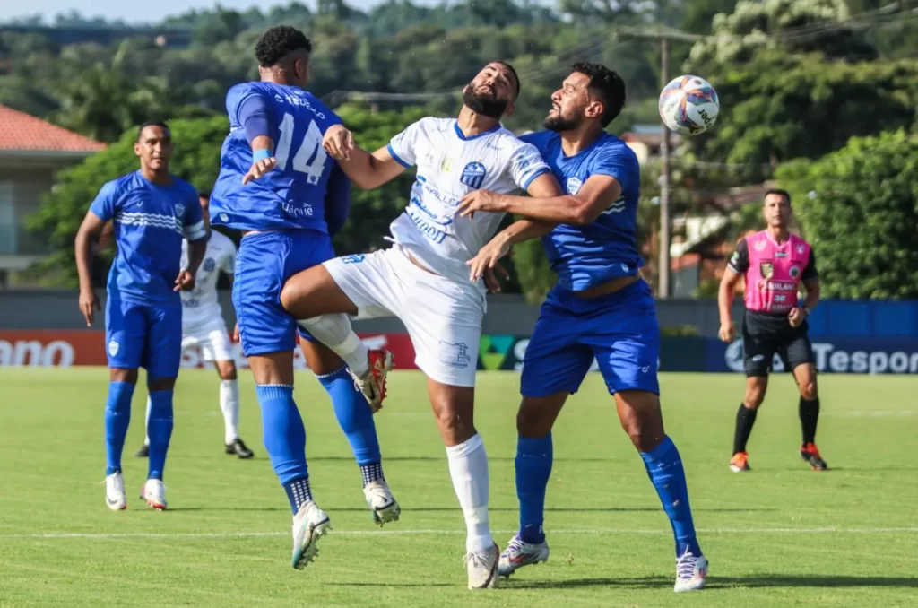 Imagem da partida entre Caravaggio e Barra, que determinou o rebaixamento do Azulão