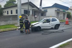 Carro pega fogo e assusta moradores em Criciúma
