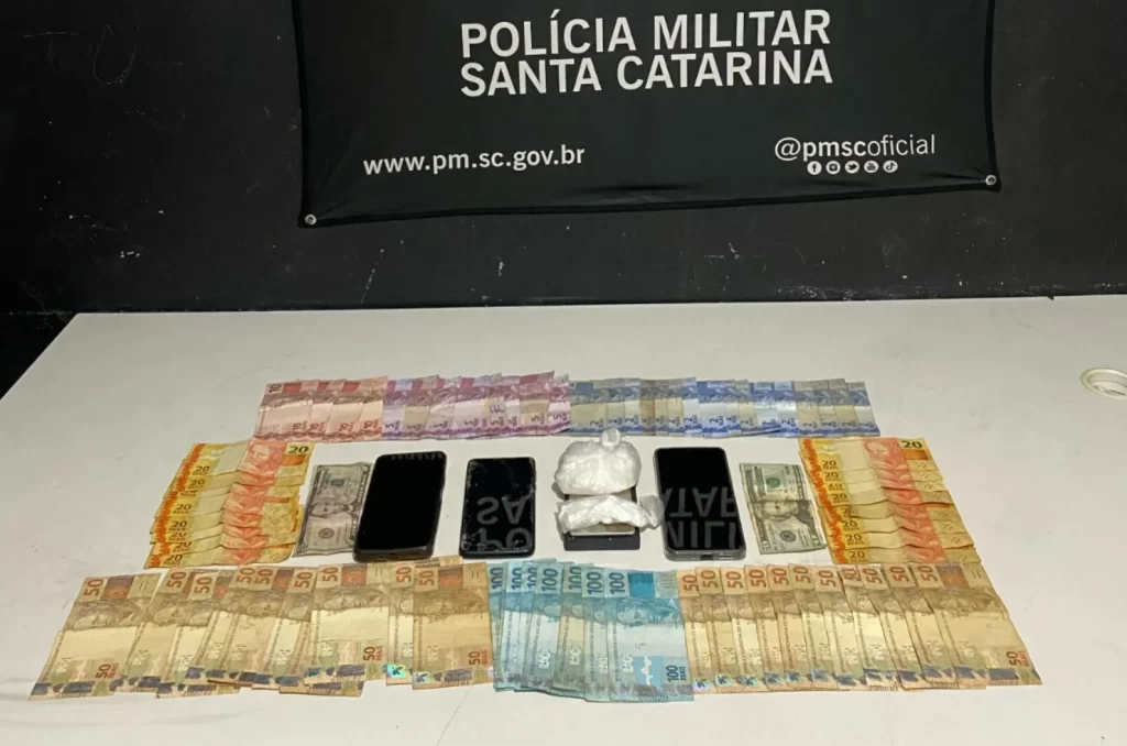 Materiais apreendidos pela polícia em Itajaí
