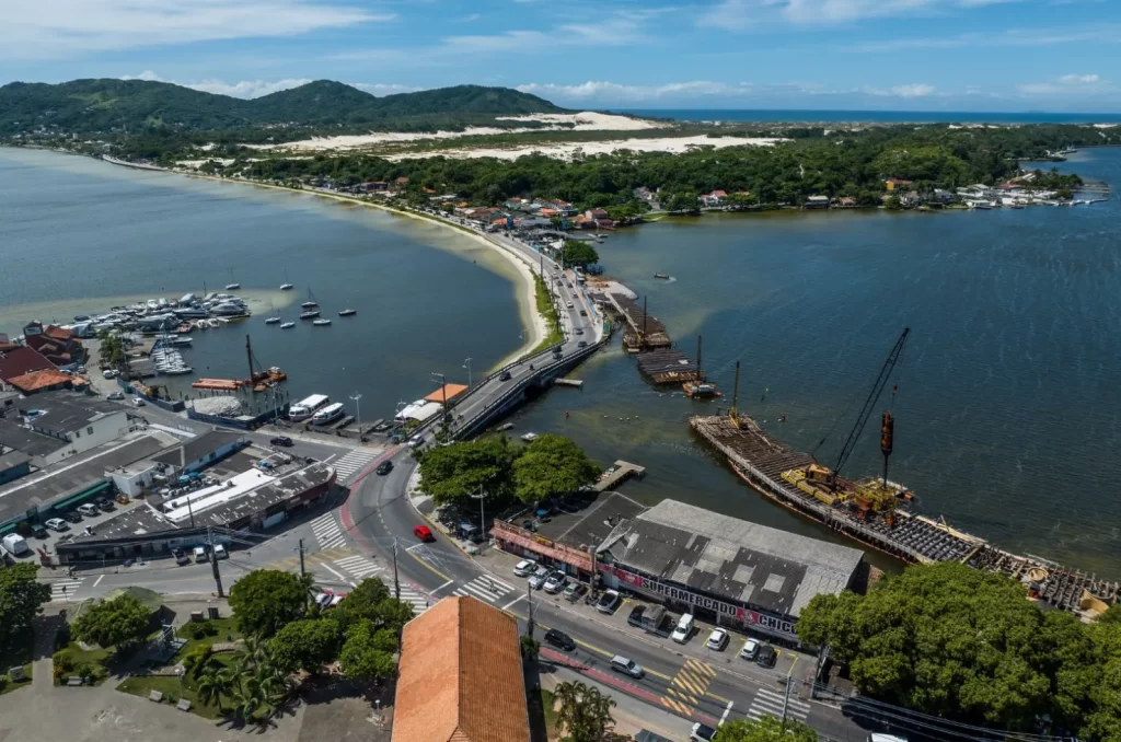 Pesquisa da UFSC detecta cocaína e medicamentos na Lagoa da Conceição, em Florianópolis, alertando para riscos ambientais e à saúde