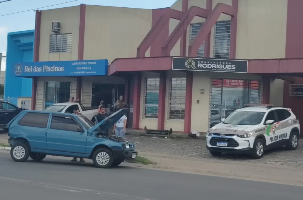 Colisão entre carro e moto em Tubarão