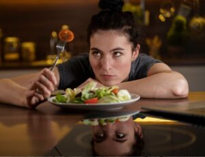 Conheça os riscos das dietas extremas