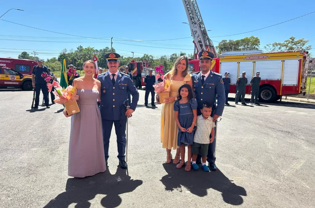Imagem de uma cerimônia no Corpo de Bombeiros Militar de Içara, com autoridades, homenagens, promoções e a passagem de comando da unidade