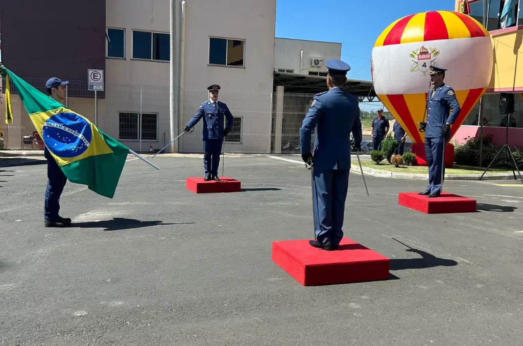 Imagem de uma cerimônia no Corpo de Bombeiros Militar de Içara, com autoridades, homenagens, promoções e a passagem de comando da unidade