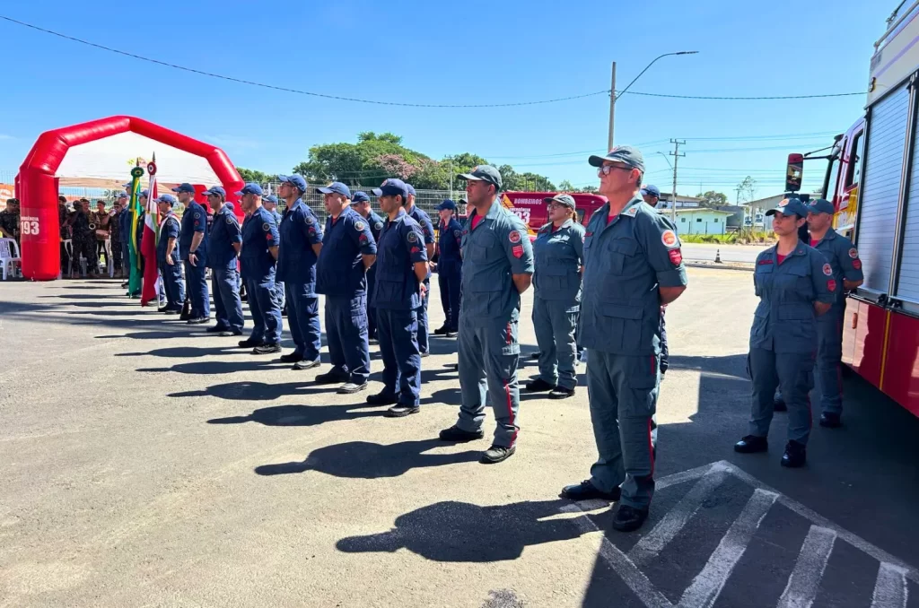 Imagem de uma cerimônia no Corpo de Bombeiros Militar de Içara, com autoridades, homenagens, promoções e a passagem de comando da unidade