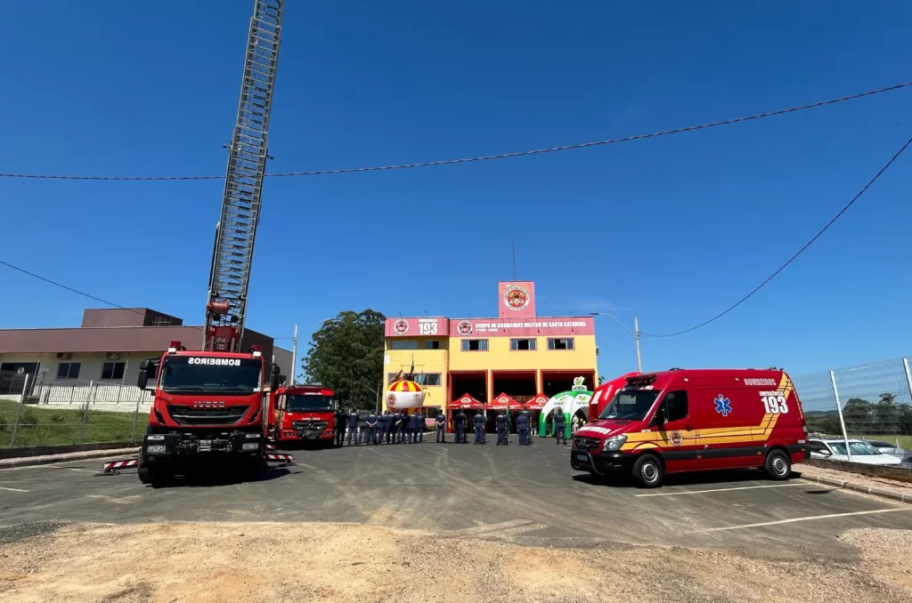 Imagem de uma cerimônia no Corpo de Bombeiros Militar de Içara, com autoridades, homenagens, promoções e a passagem de comando da unidade