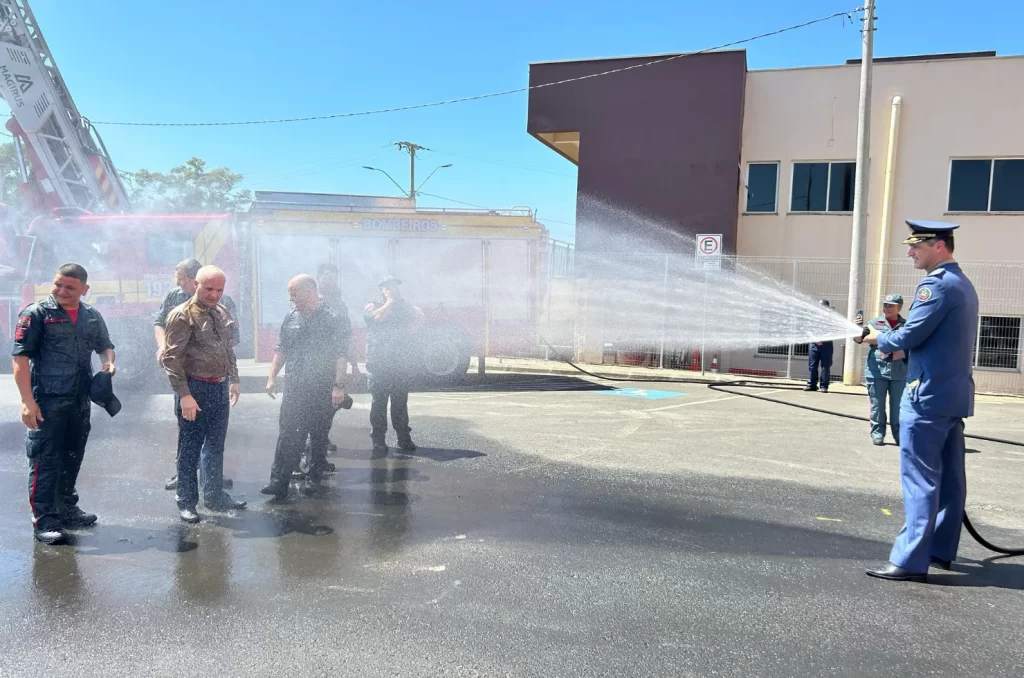 Imagem de uma cerimônia no Corpo de Bombeiros Militar de Içara, com autoridades, homenagens, promoções e a passagem de comando da unidade