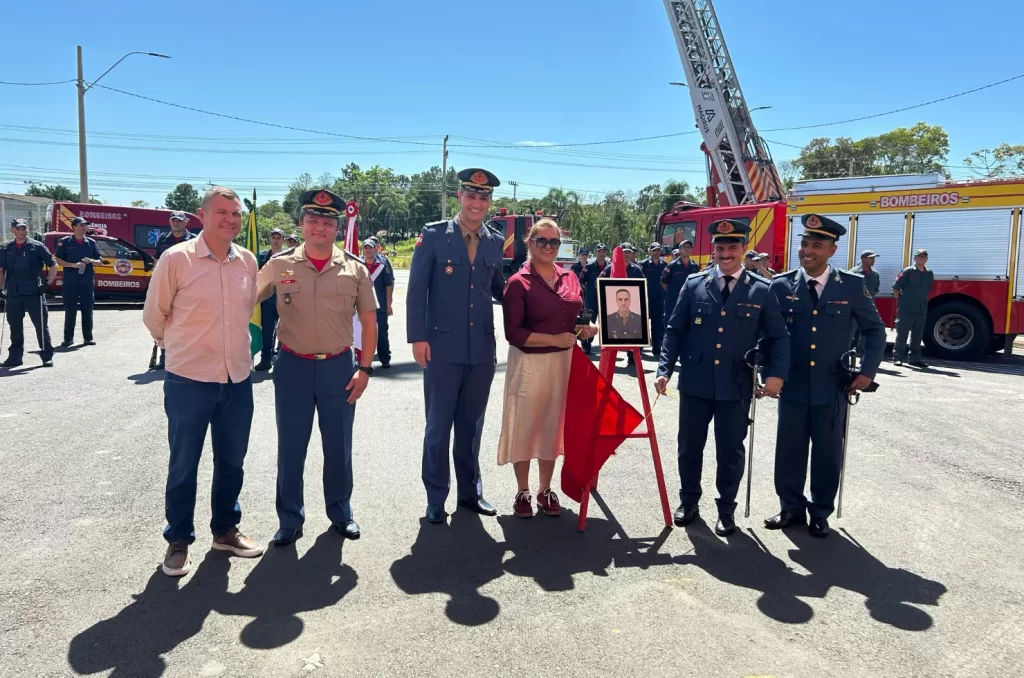 Imagem de uma cerimônia no Corpo de Bombeiros Militar de Içara, com autoridades, homenagens, promoções e a passagem de comando da unidade