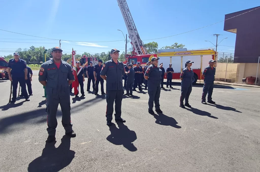 Imagem de uma cerimônia no Corpo de Bombeiros Militar de Içara, com autoridades, homenagens, promoções e a passagem de comando da unidade