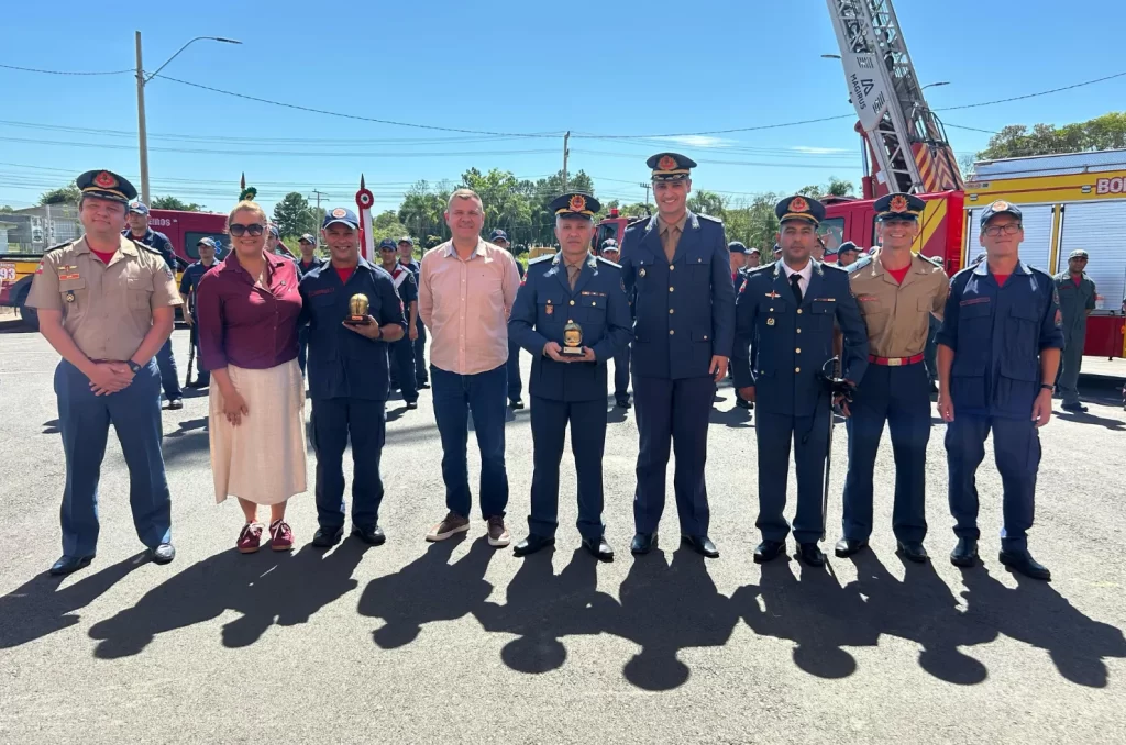 Imagem de uma cerimônia no Corpo de Bombeiros Militar de Içara, com autoridades, homenagens, promoções e a passagem de comando da unidade