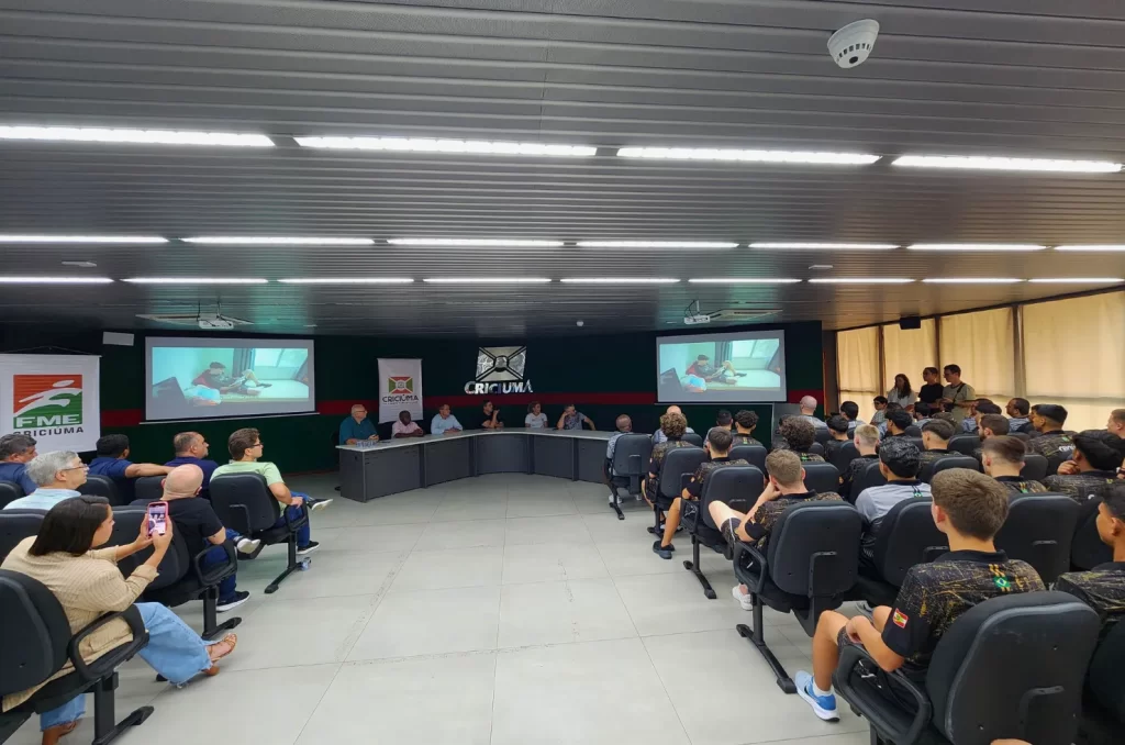 Elenco do Criciúma Futsal apresentado para a temporada 2025 durante evento oficial no Salão Ouro Negro, no Paço Municipal