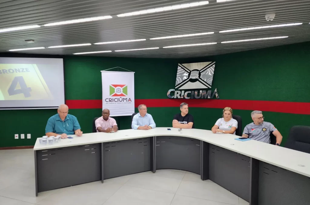 Elenco do Criciúma Futsal apresentado para a temporada 2025 durante evento oficial no Salão Ouro Negro, no Paço Municipal