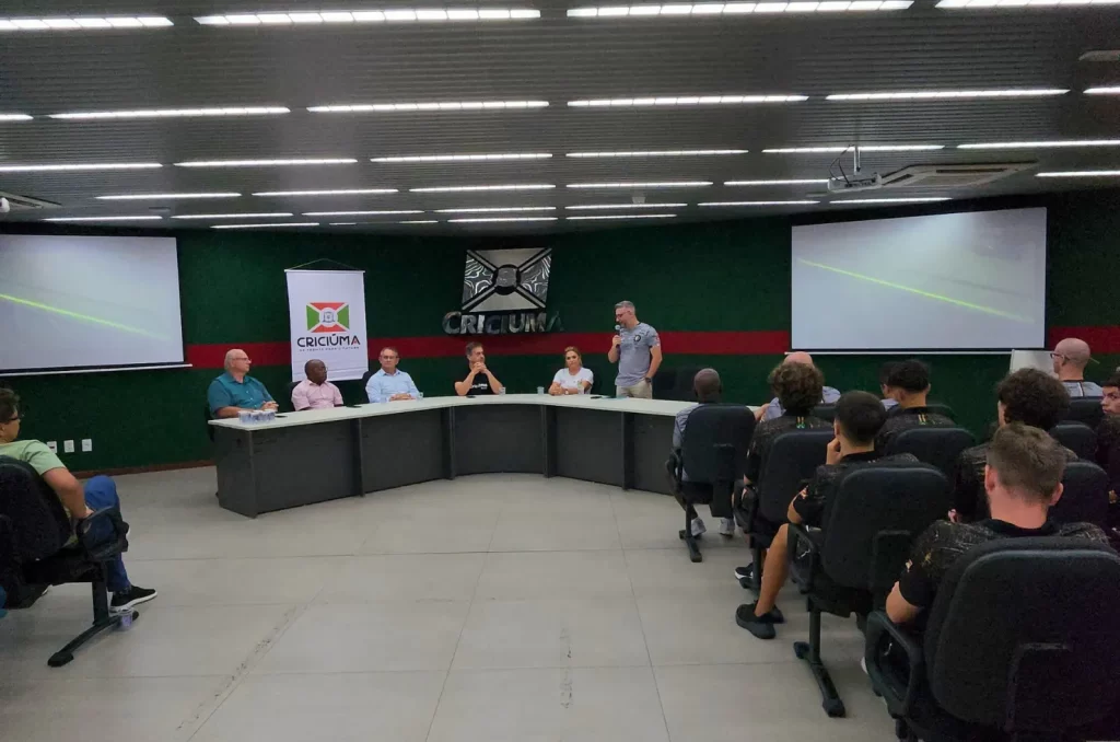 Elenco do Criciúma Futsal apresentado para a temporada 2025 durante evento oficial no Salão Ouro Negro, no Paço Municipal