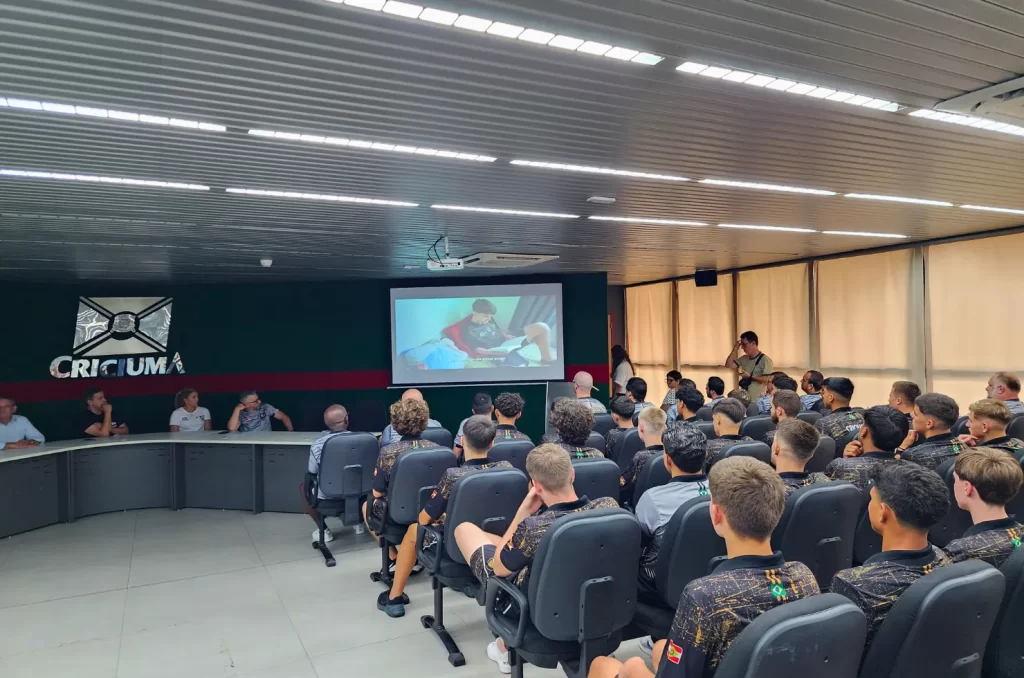 Elenco do Criciúma Futsal apresentado para a temporada 2025 durante evento oficial no Salão Ouro Negro, no Paço Municipal