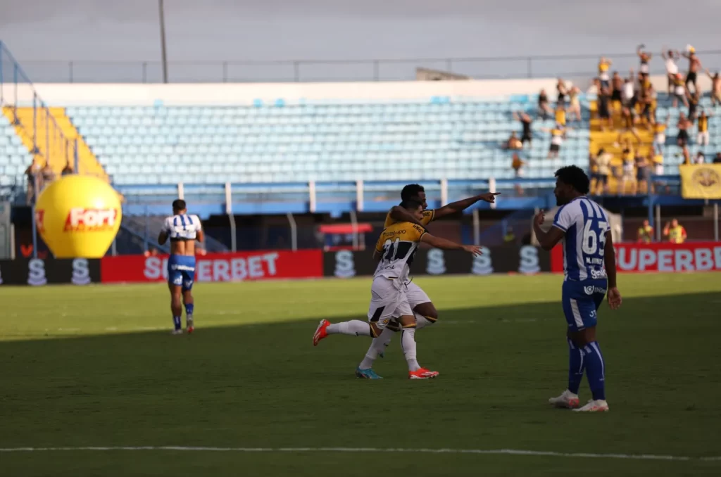 Ataque do Criciúma na partida contra o Avaí