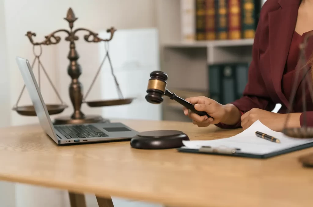 Ilustração de uma pessoa sendo condenada pela justiça como esse caso em Criciúma