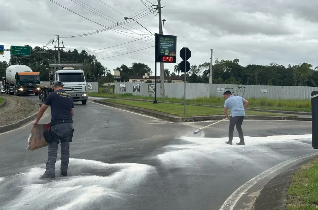 Derramamento de óleo em avenida de Criciúma mobiliza equipes de trânsito para contenção e segurança na via