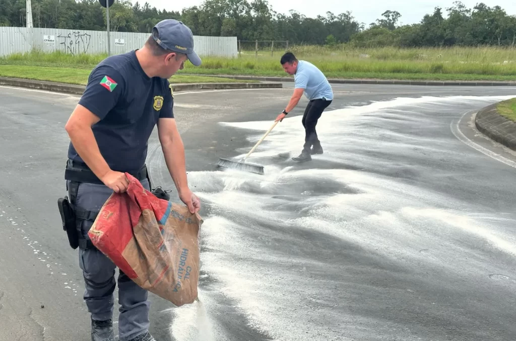 Derramamento de óleo em avenida de Criciúma mobiliza equipes de trânsito para contenção e segurança na via
