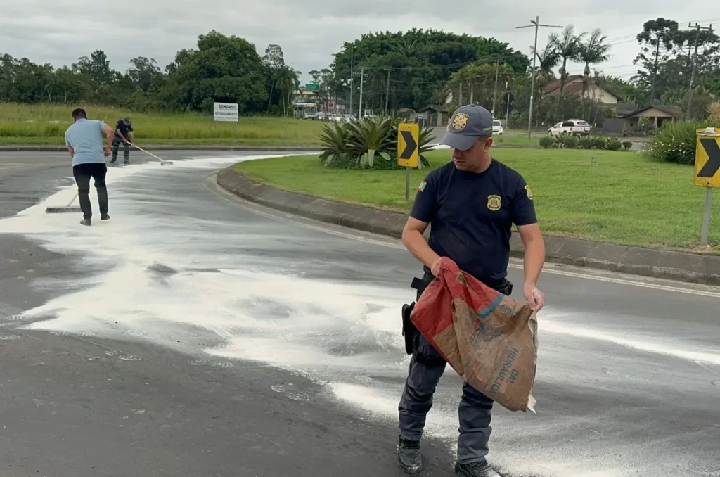 Derramamento de óleo em avenida de Criciúma mobiliza equipes de trânsito para contenção e segurança na via