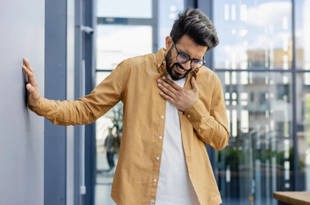 Ilustração de uma pessoa tendo dor no peito