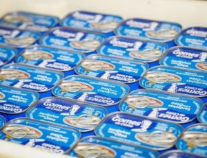Empresa produz 2 milhões de latas por dia em Itajaí