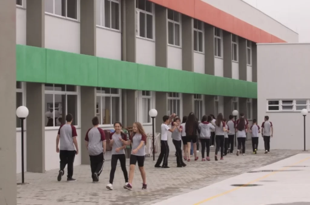 Escolas terão ares-condicionados até no máximo 2026, diz Jorginho